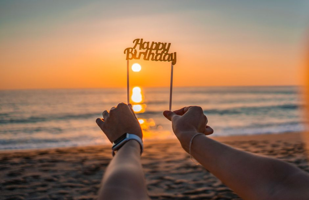 Verjaardag op vakantie vieren: zo regel je taart, versiering en een feestelijke dag