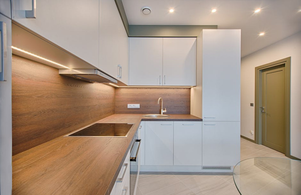 Een spatwand of spatscherm? Slimme bescherming voor je keuken!