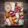 Zo plan je een relaxavond met snacks en een serie