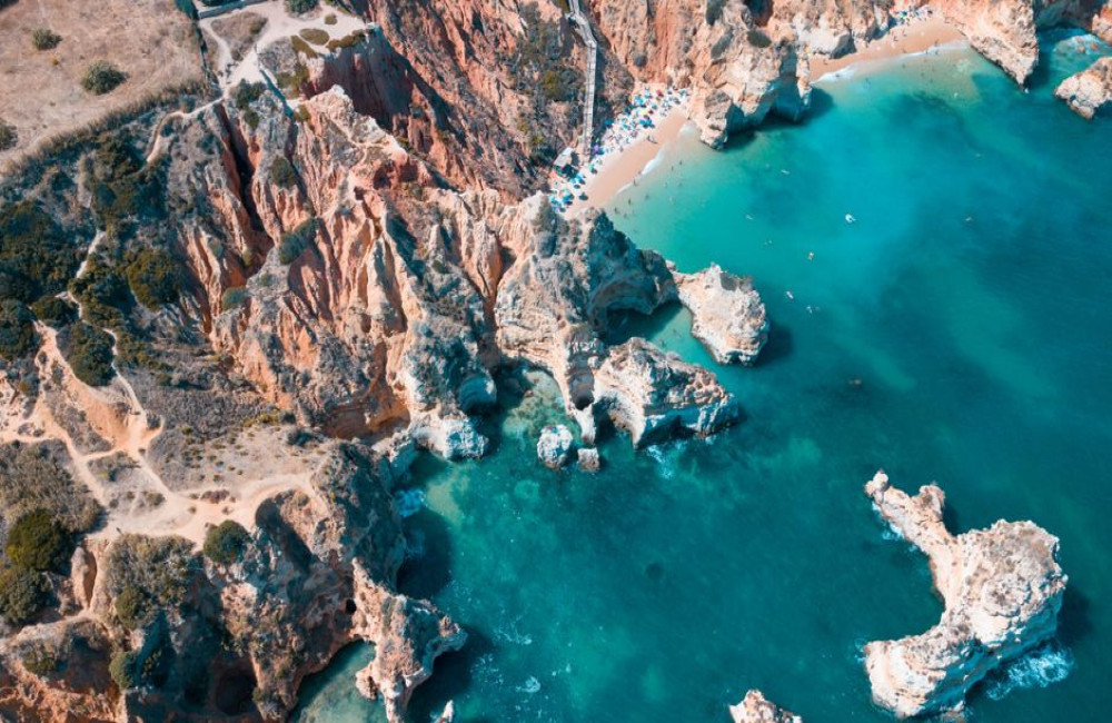 Praia da Rocha: het brede rotsstrand van Portimão in de Algarve