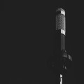 Wat is het verschil tussen een dj en een radiopresentator?